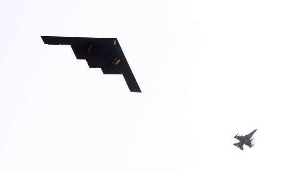 Bombardeiros estratégicos B-2 da Força Aérea americana deixam uma base militar nos EUA em direção à Coreia do Sul