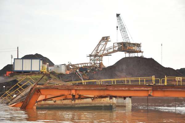 Área do desmoronamento de terra no porto da mineradora Anglo American, em Santana (AP), que deixou seis funcionários desaparecidos nesta quinta-feira