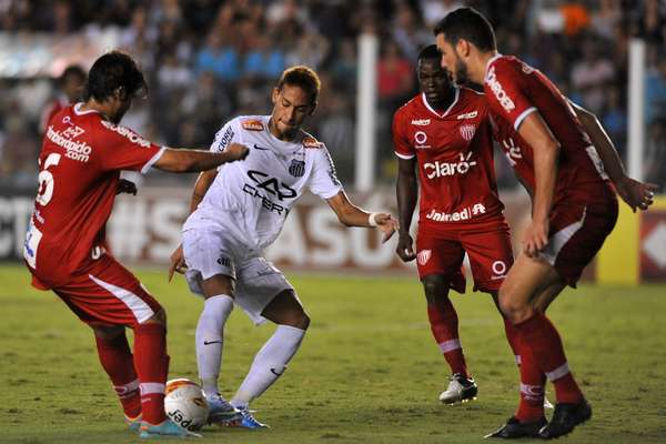 Neymar passou em branco após desfalcar o Santos por dois jogos por estar com a Seleção Brasileira; Santos e Mogi Mirim empataram na Vila Belmiro por 2 a 2