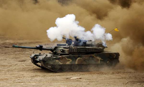 Bombas de fumaça explodem próximo a tanque sul-coreano durante exercício militar de preparação para um possível confronto com a Coreia do Norte nas proximidades da zona desmilitarizada de fronteira em Hwacheon. A presidente da Coreia do Sul, Park Geun-hye, ordenou nesta segunda-feira ao Exército de seu país "responder com força", sem levar em conta "considerações políticas", no caso de um ataque da Coreia do Norte, que protagoniza estes dias uma intensa campanha de ameaças