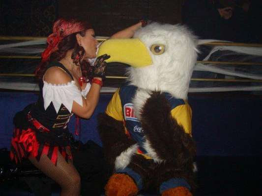 Diana Reyes disfrazada como una sensual pirata besa y seduce a una persona caracterizada como un pajarito en pleno concierto.