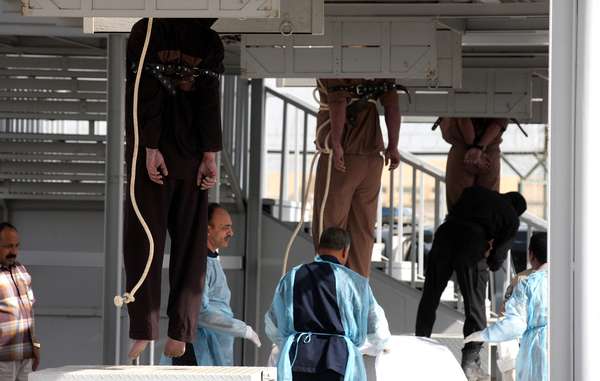 Agentes funerários se preparam para remover os corpos de três homens executados na Cidade do Kuwait. As autoridades do Kuwait executaram nesta segunda-feira o trio de condenados por assassinato - um saudita, um paquistanês e um árabe apátrida. Estas foram as primeiras execuções no país desde maio de 2007, informa o Ministério da Justiça local