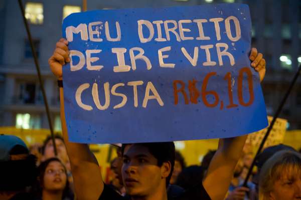 Em cartaz, manifestante critica o preço da passagem de ônibus após o reajuste (R$ 3,05)