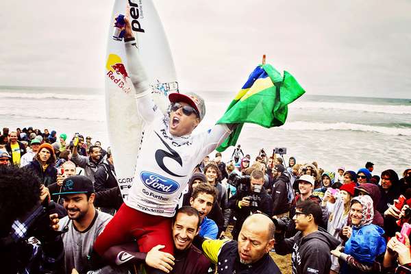 Adriano de Souza Mineirinho deu show e conquistou pela primeira vez uma etapa do circuito World Tour de surfe desde que assinou com o Corinthians, no começo do ano. Com uma campanha avassaladora desde que caiu para a repescagem, o brasileiro bateu na final o americano Nat Young por 16,26 a 15,83 e escreveu seu nome no troféu em formato de sino da etapa australiana de Bells Beach