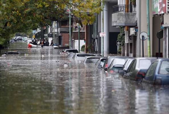 2 de abril - Ao menos seis pessoas morreram em decorrência do forte temporal que atingiu a cidade de Buenos Aires, capital da Argentina, durante a última madrugada. Segundo o Serviço de Emergência Metropolitano, a cidade está em estado de alerta