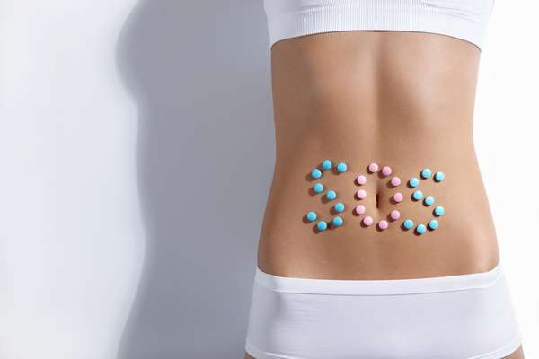 O que causa a prisão de ventre?Os principais fatores são desconforto para usar o banheiro fora de casa, estresse, doenças infeciosas (desde resfriado a pneumonia), má alimentação, falta de exercícios físicos, baixa ingestão de fibras, pouco consumo de água e uso de medicamentos