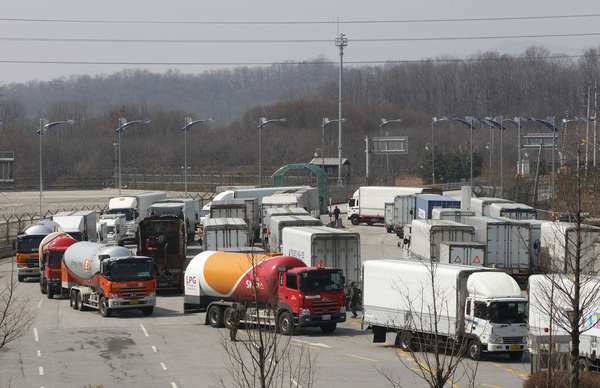 A Coreia do Norte impediu na manhã desta quarta-feira que trabalhadores sul-coreanos entrassem no complexo industrial de Kaesong, anunciou o governo em Seul