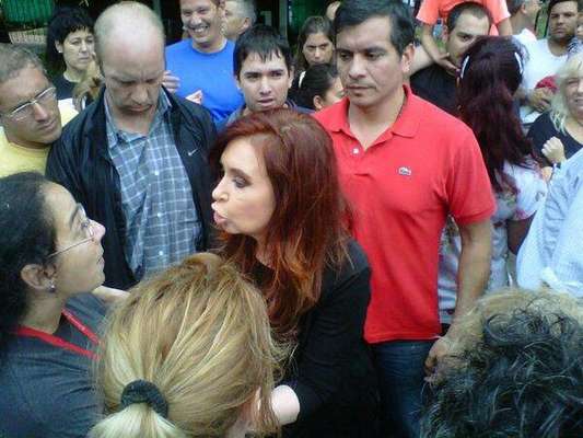 La presidenta Cristina Fernández de Kirchner decretó este miércoles tres días de duelo por las trágicas inundaciones registradas en la Ciudad de Buenos Aires, La Plata y el Conubarno bonaerense.