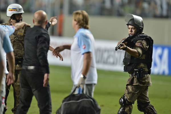 Pouco tempo após o início do conflito com os atletas do Arsenal, alguns policiais armados entraram no gramado e apontaram para os jogadores do time argentino. Porém, nenhum tiro foi disparado