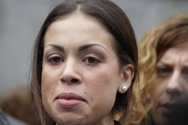A jovem marroquina Karima el-Marough, mais conhecida como Ruby chora ao conceder entrevista do lado de fora de tribunal em Milan. Ruby, que motivou a abertura do processo por abuso de poder e prostituição de menores contra o ex-primeiro-ministro da Itália Silvio Berlusconi, disse nesta quinta-feira que não é uma "prostituta" e que os juízes devem escutá-la