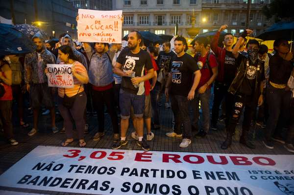 Sob forte chuva, centenas de manifestantes comemoraram no início da noite desta quinta-feira a liminar judicial que derrubou o valor da passagem de ônibus de Porto Alegre de R$ 3,05 para R$ 2,85. A prefeitura de Porto Alegre afirmou que em até 24 horas o sistema de bilhetagem dos coletivos será atualizado para o valor antigo