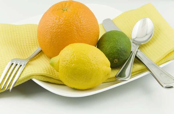 El ácido cítrico es un elemento presente en diversas frutas, como naranjas y limones, y que se utiliza a menudo para bebidas carbonatadas de sabor. Aunque no sea una vitamina o un mineral, se sabe que tiene muchos beneficios para la salud, pues neutraliza el exceso de ácido en la sangre y orina, ayudando a tratar algunos problemas renales y a prevenir infecciones en el trato urinario.