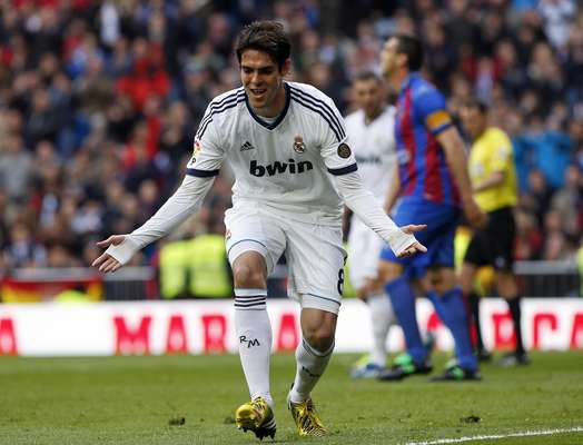 Kaká marcou de pênalti na goleada por 5 a 1 do Real Madrid sobre o Levante, pelo Campeonato Espanhol