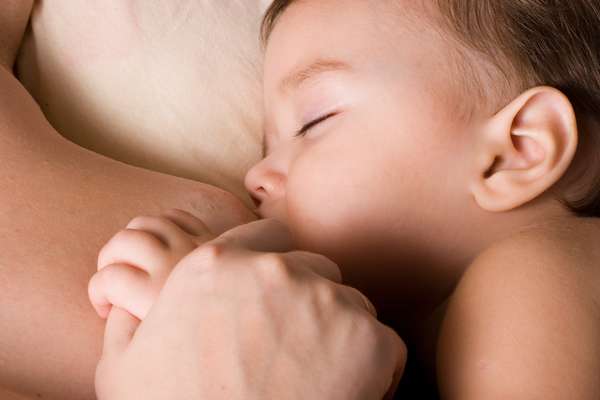 Es de gran importancia la lactancia materna durante los 6 primeros meses, para el completo desarrollo de las estructuras de la boca, así como para promover patrones correctos de oclusión, deglución y respiración.
