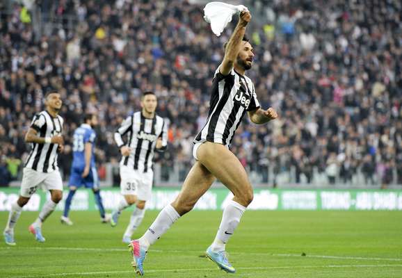 Com dois gols de Mirko Vucinic, a Juventus não deu chance para o Pescara, neste sábado, em duelo pela 31° rodada do Campeonato Italiano. Herói da vitória por 2 a 1, Vucinic comemorou seu primeiro gol na partida tirando o calção