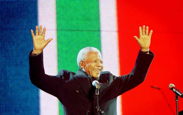Probablemente no exista una figura más popular y universalmente respetada que el expresidente sudafricano Nelson Mandela, ícono de la lucha contra el apartheid, primer presidente negro de su país y Premio Nobel de la Paz. Su liberación tras 27 años de prisión, en 1990, dio inicio a una transición inédita desde la política segregacionista blanca hasta la democracia multirracial. Vea diez momentos importantes en la vida del mandatario.