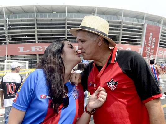 Casal de advogados Nei e Diana, torcedores dos arquirrivais Vitória e Bahia, foram juntos à reinauguração da Arena Fonte Nova, no clássico deste domingo