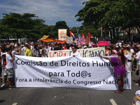 Uma marcha pelo direito ao Estado laico e contra o pastor e presidente da Comissão de Direitos Humanos (CDH) do Congresso Nacional, deputado federal Marco Feliciano (PSC) reuniu cerca de 300 manifestantes e lideranças religiosas na manhã deste domingo, na praia de Copacabana, na zona sul do Rio de Janeiro
