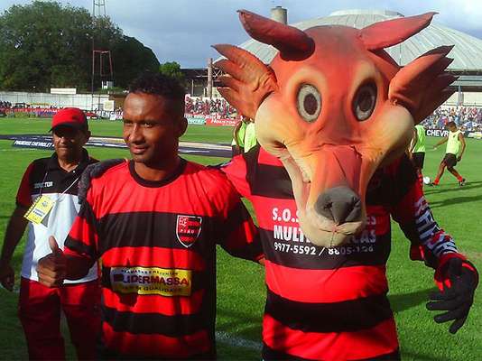 Aos 38 anos, o meia-atacante Lúcio Bala, ex-Flamengo e Santos, é a estrela do Flamengo-PI na Copa do Brasil de 2013; veja mais jogadores que disputarão o torneio por equipes de todo o País