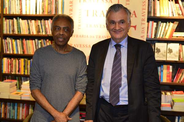 Gilberto Gil e Juca Ferreira lançaram o livro Cultura pela Palavra coletânea de artigos, entrevistas e discursos dos Ministros da Cultura 2003-2010, na Livraria da Travessa, em Ipanema, Rio de Janeiro, na noite da última terça-feira (9)