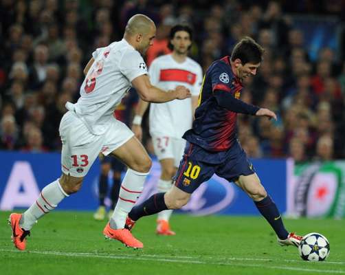 Messi intenta marcharse de Alex.