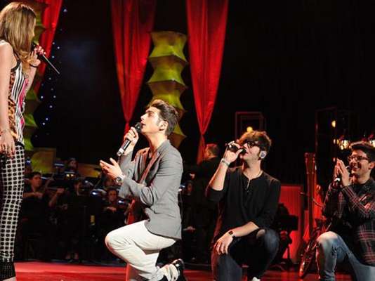 Belinda logró que los guapos papis que integran el talentoso trío italiano Il Volo se pusieran a sus pies, mientras cantaban el primer sencillo de su nuevo disco "Constantemente Mía", en el Filmore de Miami Beach.