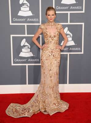 A cantora americana Taylor Swift escolheu vestido de estilo barroco dourado para o Grammy