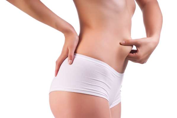 Uma das cirurgias plásticas mais realizadas no Brasil, lipoaspiração ainda gera muitos questionamentos entre as mulheres