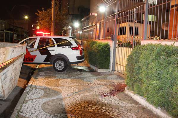 O jovem foi baleado quando chegava em casa, após o trabalho