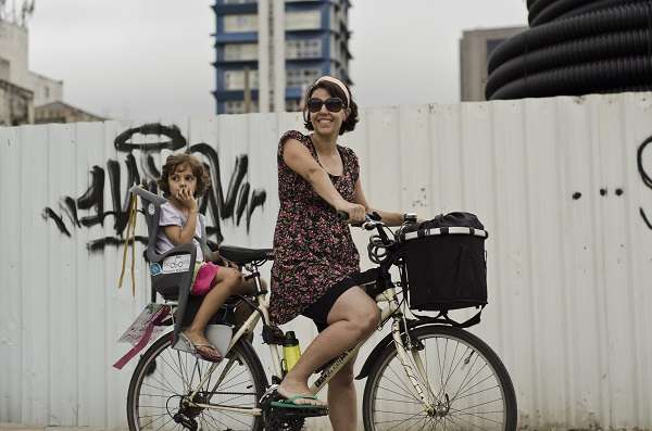 Silvia Ballan e a filha Marina em seu principal meio de transporte, a bicicleta