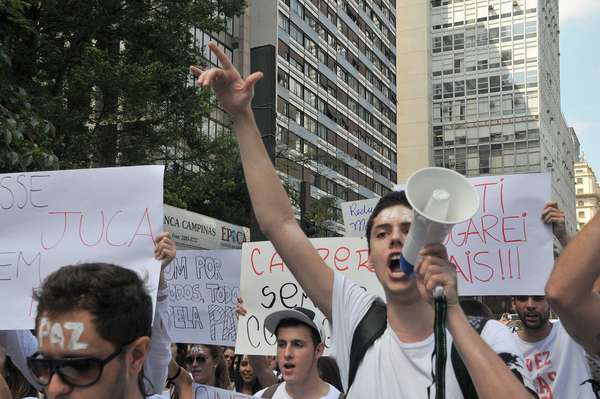 Amigos do univesitário Victor Hugo Deppman fizeram uma passeata na avenida Paulista nesta quinta-feira