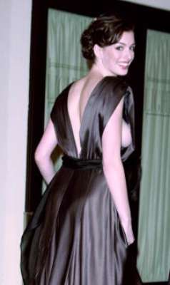 Anne Hathaway é adepta de looks sem sutiã