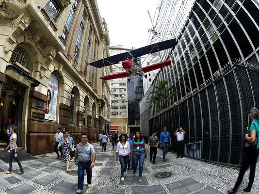 Abrindo oficialmente no dia 20 de abril, a exposição 'Da Vincis do Povo', do artista Cai Guo-Qiang, apresenta as invenções de camponeses da China, como 14 instalações e outras engenhocas suspensas nas ruas do centro de São Paulo