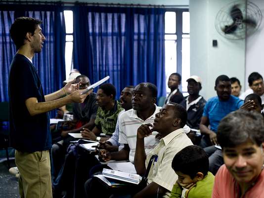 Trinta e seis refugiados que vivem em São Paulo participaram, neste sábado, de sua primeira aula de português, idioma que precisam aprender para recomeçar a vida no País