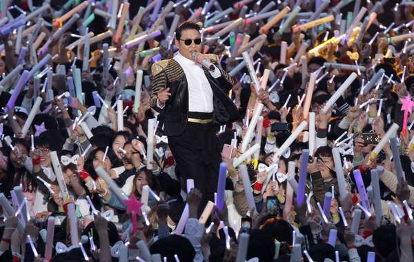 O rapper sul-coreano Psy lançou o vídeo e a dança da sua música 'Gentleman' durante um show lotado neste sábado (13), em Seul