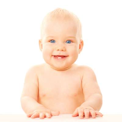 Quando o nenê começa a ter dentes? Por volta dos seis meses de idade ocorre a irrupção do primeiro dente na criança. No entanto essa é uma média e algumas crianças podem ter um pouco de antecipação ou atraso nesse processo, diz a dentista Adriana Lira Ortega, professora de Odontopediatria da Fundação para o Desenvolvimento Científico e Tecnológico da Odontologia da USP.