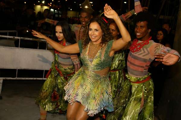 Daniela Mercury se apresentou no Viradão Carioca, na noite desse sábado (13). A cantora baiana chegou ao local acompanhada da jornalista Malu Verçosa, com quem assumiu o relacionamento no último dia 3 de abril e, durante o evento, disse: "essa é a melhor festa que eu já tive, com minha esposa e com o Brasil"