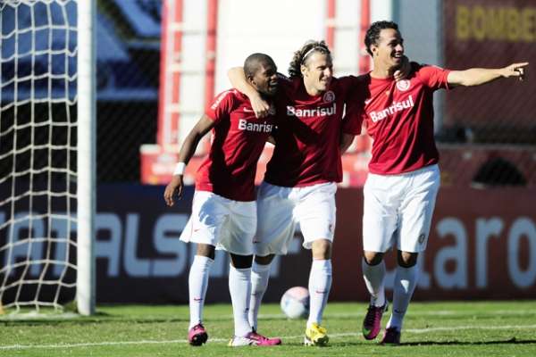 O Internacional levou a melhor sobre o Juventude neste domingo. Com gols de Forlán (duas vezes), Leandro Damião e Airton, os comandados do técnico Dunga golearam por 4 a 1, na Arena Alviazul, em Lajeado, e terminaram a fase de grupos do segundo turno do Campeonato Gaúcho na liderança do Grupo B