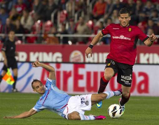 El central del Mallorca José Luís Martí (d) y el central del Celta de Vigo Natxo Insa durante el partido de la trigésima primera jornada de Liga de Primera División que se juega esta noche frente al Mallorca en el Iberostar Estadio.