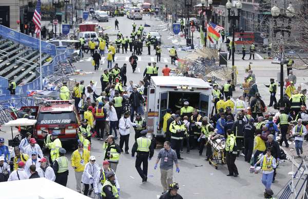 Terror y caos se vive en Boston tras registrarse dos explosiones durante la celebración de la 117 edición del maratón.