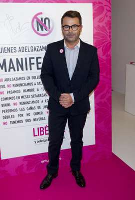 Jorge Javier Vázquez está encantado con su nueva figura, una imagen mucho más esbelta de la que presume gracias a 'Entulínea'de Weight Watchers, una popular dieta con la que ya ha logrado perder dos tallas. "Estoy encantado. Yo ya había probado otras dietas pero ninguna me había funcionado y con 'Entulínea' estoy viendo que consigo bajar de peso sin pasar hambre", son las palabras con las que el conductor de 'Sálvame', Telecinco, ha presentado durante la mañana de este lunes el último plan de adelgazamiento al que se ha sometido. El mismo que popularizó otras famosas como la intérprete estadounidense Jenniffer Hudson o Nuria Fergó.
