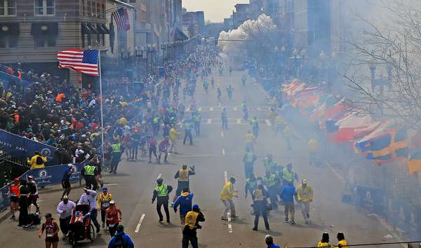 Hasta el momento no hay indicios que den con los autores de las explosiones que sacudieron este lunes la maratón de Boston y que dejaron tres muertos y decenas de heridos graves y mutilados, lo único que se sabe es que los artefactos explosivos fueron colocados en la basura.