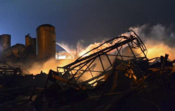 Las inmediaciones de la planta de fertilizantes que ha explotado en Waco, donde los bomberos luchan para sofocar las llamas y los policías buscan posibles víctimas entre los escombros de los inmuebles afectados.