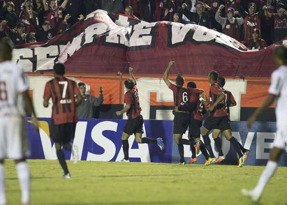 O veterano Paulo Baier saiu do banco de reservas nesta quarta-feira, marcou um gol, deu uma assistência e comandou a vitória do Atlético-PR por 2 a 0 sobre o Brasil de Pelotas e a classificação do time rubro-negro