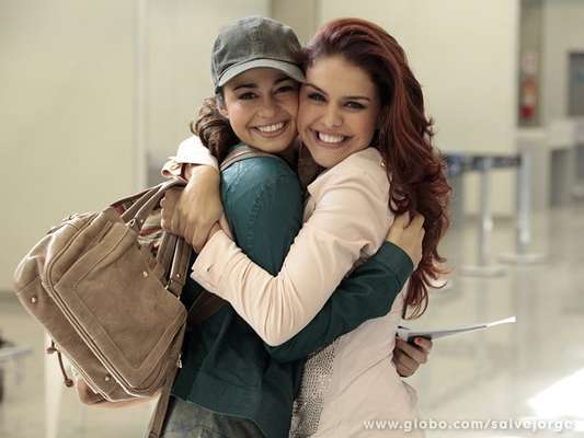 Nanda Costa e Paloma Bernardi gravaram cenas de 'Salve Jorge' em um aeroporto do Rio de Janeiro, nesta quinta (18). As duas aproveitaram para conversar nos intervalos e trocaram abraços