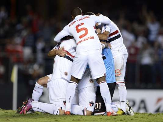 Jogadores do São Paulo festejam gol de Rogério Ceni, que abriu o placar da emocionante vitória sobre o Atlético-MG que resultou na classificação às oitavas de final da Copa Libertadores
