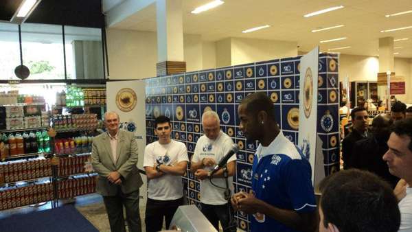 Cruzeiro surpreende imprensa e apresenta zagueiro Dedé nesta sexta-feira em supermercado de Belo Horizonte