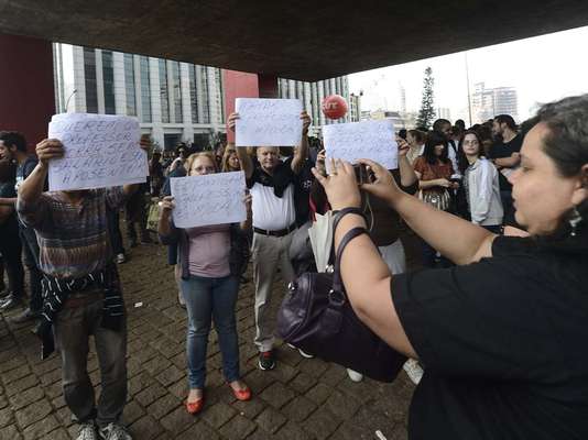 Os professores da rede estadual de São Paulo protestavam no vão livre do Masp, na avenida Paulista, por melhores salários