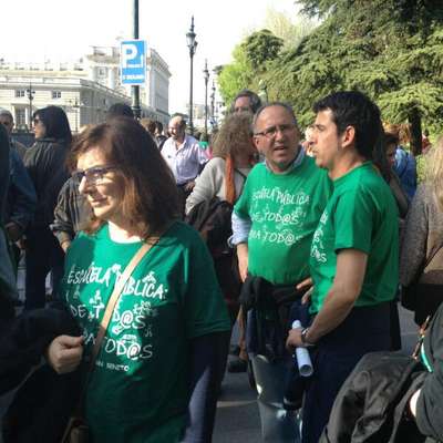Los profesores momentos después del desalojo en la Catedral de la Almudena de Madrid.