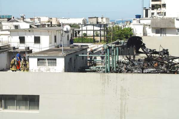 Incêndio atinge terraço de prédio na avenida Nossa Senhora de Copacabana, em Copacabana, no Rio de Janeiro (RJ), na manhã desta segunda-feira